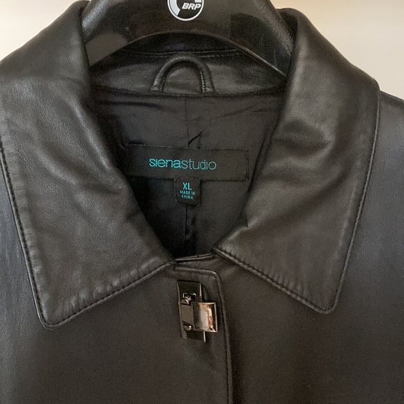 Short leather coat in dark brown - Picture 2 of 12